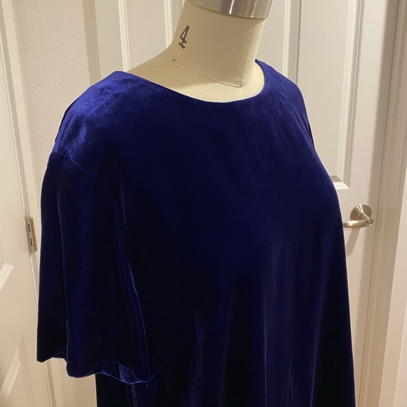 St. John Collection Velvet Top. Size M. - Picture 3 of 5